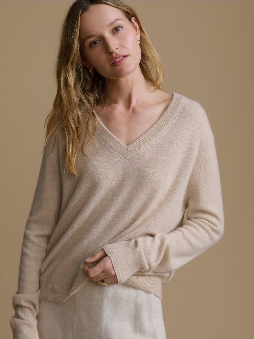 Jenni Kanye Classic V-Neck Cashmere Sweater Light Beige XS Quiet Luxury Basic